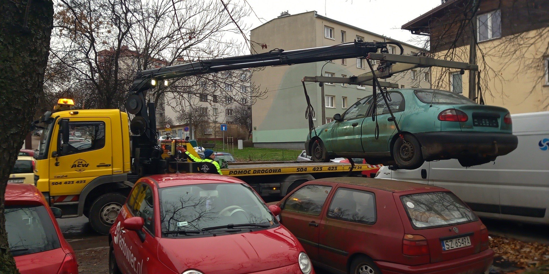 "Brzydka ona, brzydki on". Kolejne wraki odholowane z krakowskich ulic