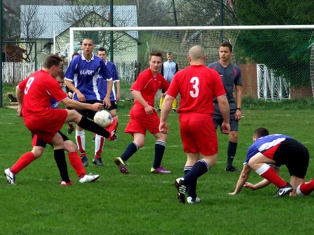 Błękitni Siedlanka (na niebiesko) choć przegrywali 0-2 pokonali Strażaka Rzemień.