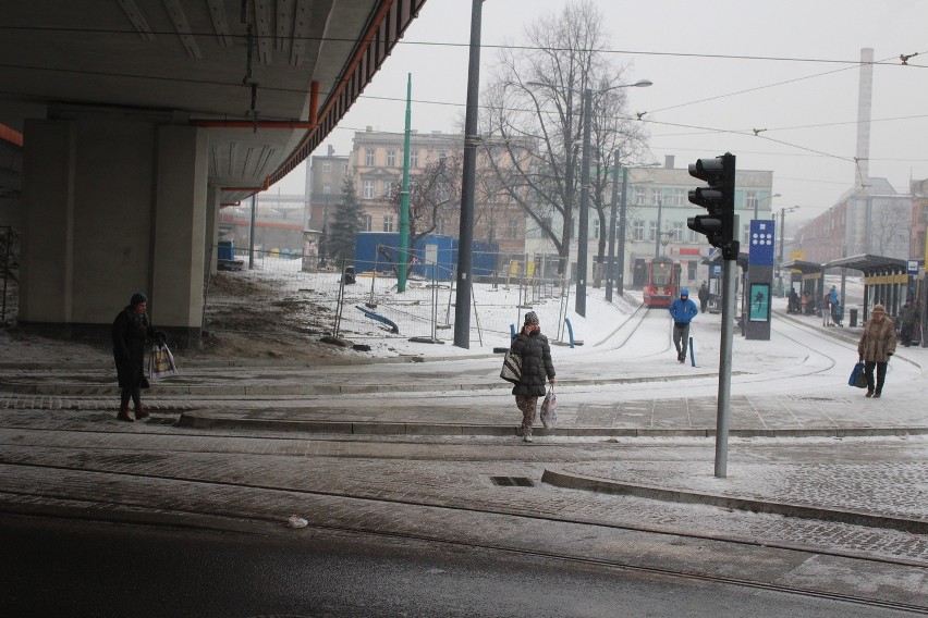 Piesi swobodnie chodzą po rynku, także po torowisku. Trudno...