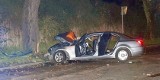 BMW uderzyło w drzewo w Stargardzie. Jechało 5 młodych osób. 17-latka poważnie ranna 