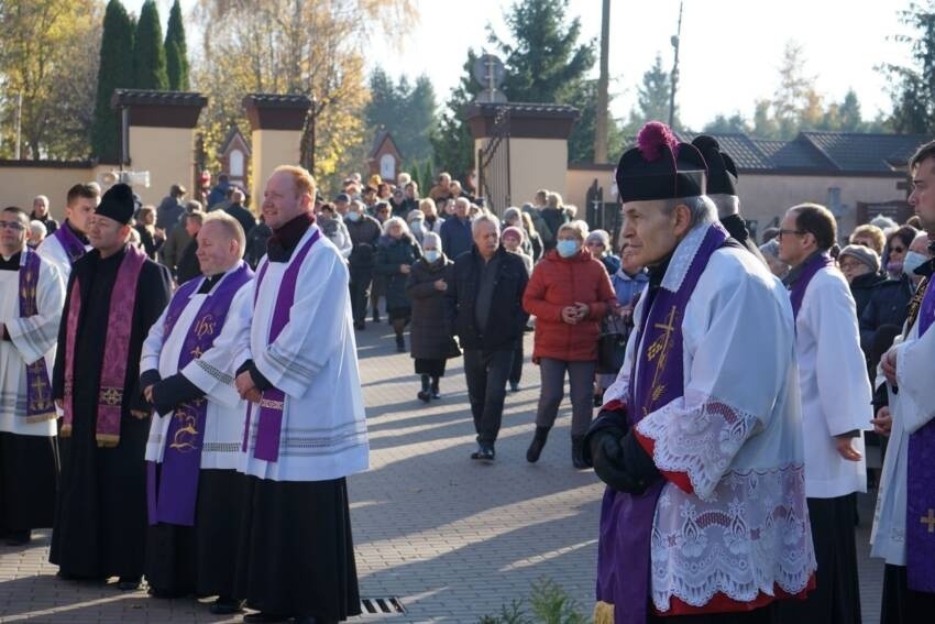 Ełk. Msza i procesja na cmentarzu w Uroczystość Wszystkich Świętych