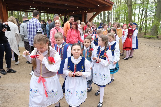 Oficjalne otwarcie parku w Przewozie. Park zrewitalizowano za pół miliona złotych. Mieszkańcy Przewozu przeszli z pochodniami na drugą stronę mostu i przywitali także wiosnę.