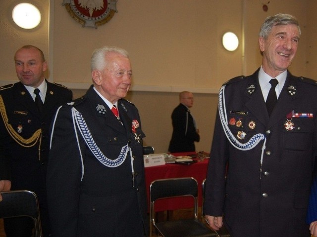 Od prawej stroją: druh Zdzisław Śledzik z Wiela, laureat naszego plebiscytu na  Strażaka Roku 2011, Zdzisław Dąbrowski, szef OSP w Kujawsko-Pomorskiem oraz Grzegorz Hemmerling, komendant gminny OSP w Kcyni.