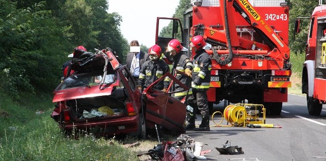 W tragicznym wypadku na trasie z Leśniowa Wielkiego do Zielonej Góry zginął kierowca tico. Z auta została tylko masa plastiku i blachy.