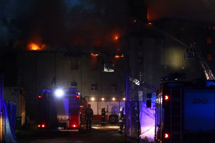 Poznań: Wielki pożar starego młyna na Nadolniku