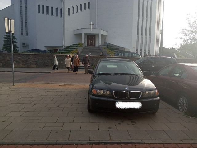 W mieście brakuje miejsc parkingowych. Niektórzy kierowcy radzą sobie z problemem, łamiąc przepisy