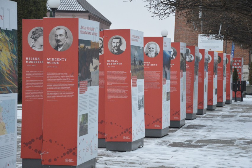 Proszowice. Na miejskim Rynku stanęła wystawa poświęcona walkom o wolność