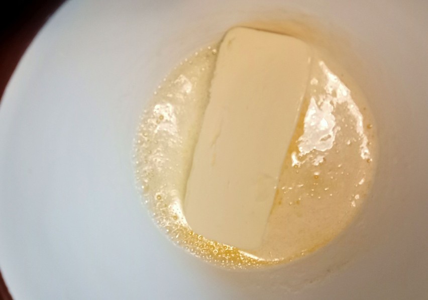 Rozpuszczamy 40 g masła i dodajemy łyżeczkę miodu.