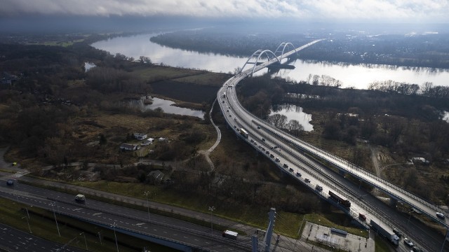 Zgodnie z planem, 78-metrowy wieżowiec w towarzystwie dwóch budynków 17-metrowych miałby stanąć między Szosą Lubicką i drogą prowadzącą na most