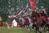 Rekonstrukcja bitwy pod Hodowem. To główna atrakcja obchodów XIII Dni Tradycji Rzeczpospolitej. Tak husaria szarżowała na Tatarów