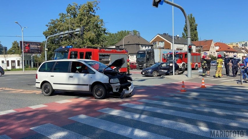 Wypadek radiowozu na skrzyżowaniu ulic Niemodlińskiej, Hallera i Wojska Polskiego w Opolu. Policjant zabrany do szpitala