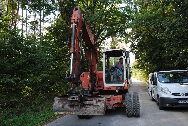 Mieszkańcy dwóch sołectw, Motyczno i Międzylesie z przysiółkami - Mchowie, Grobelka oraz Kotowie, Jamskie, które miały ogromne problemy z wodą odkręcą kurki we własnych domach. >>>Więcej zdjęć na kolejnych slajdach- Prawie ukończono budowę wodociągu Jamskie. Prace rozpoczęły się w styczniu 2020 roku. Konstrukcja będzie miała 12 kilometrów, kosztowała 2,27 miliona złotych. W ramach inwestycji wykonano 173 przyłącza - mówi Iwona Boratyn, rzecznik prasowy UG Włoszczowa.