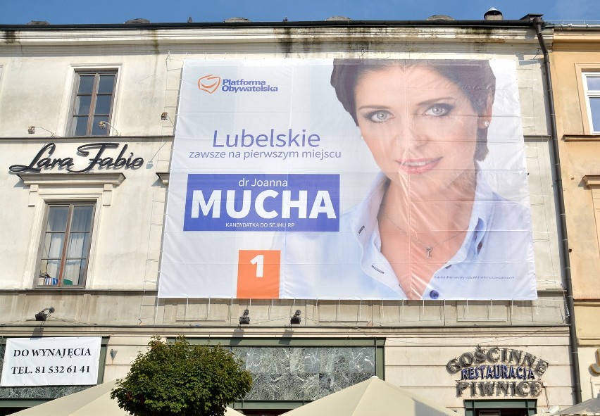 Plakat wyborczy Joanny Muchy został powieszony bez pozwolenia konserwatora