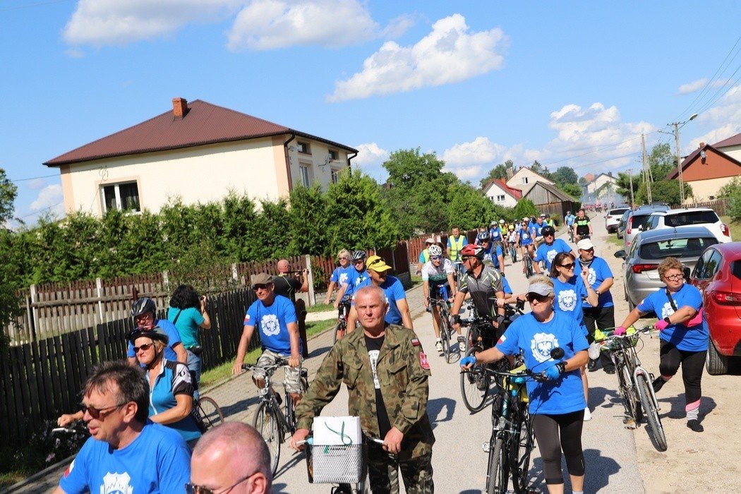 Pojechali z Końskich do Lasocina na rowerach, by uczcić