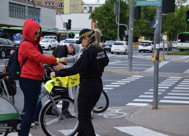 Straż Miejska w Białymstoku rozdawała odblaski rowerzystom