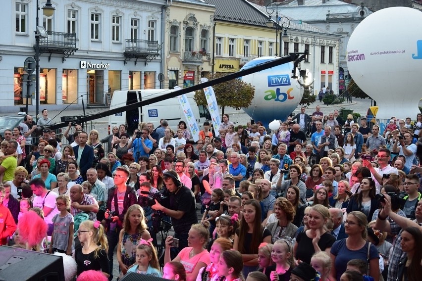 Nowy Sącz. Antek Smykiewicz poprowadził Koncert Finałowy Festiwalu Skowroneczek