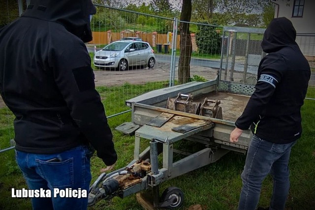 Policjanci wpadli na trop złodziei przyczepy ciężarowej.