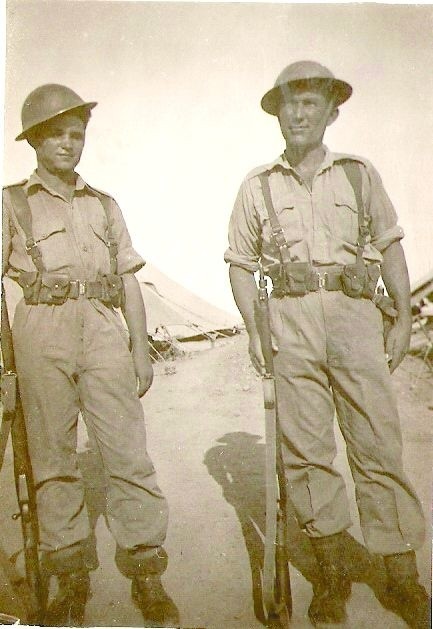 W bojowym rynsztunku.  Z prawej  stoi  Edward Borowski. Palestyna 1943 rok