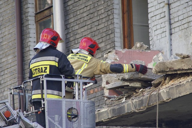 W poniedziałek, 25 lutego, w jednej z kamienic przy ul. Chełmońskiego na Łazarzu spadł balkon od strony ulicy Grottgera. Na miejsce przybyła straż pożarna, by zabezpieczyć miejsce zdarzenia. Zobacz kolejne zdjęcie ---->