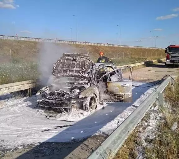 Strażacy z Przeworska otrzymali zgłoszenie o pożarze samochodu na drodze serwisowej autostrady A4 w Gorliczynie. Samochód ugaszono za pomocą piany ciężkiej. W pożarze nikt nie ucierpiał, ale auto całkowicie spłonęło.Zobacz także: Nocny wypadek na autostradzie A4 w Gniewczynie Łańcuckiej w powiecie przeworskim. Siedem osób przewieziono do szpitali [ZDJĘCIA]Zderzenie kilku pojazdów i pożar na autostradzie w Alucha na Florydzie. Co najmniej 7 osób zginęło