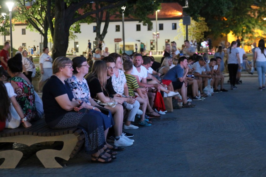 Tłumy na placu Litewskim. Mieszkańcy uwielbiają Lublin nocą
