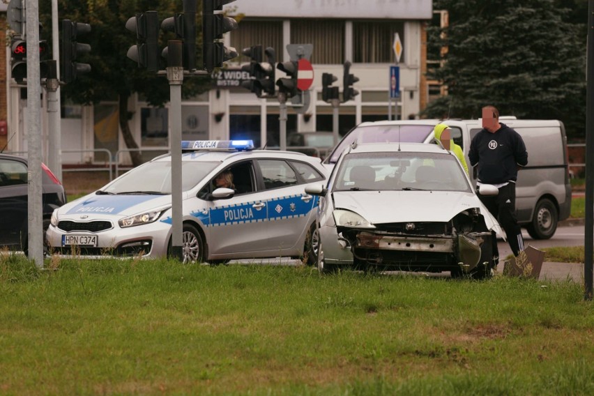 Kolizja na rondzie na skrzyżowaniu ulic Grodzkiej i Kilińskiego w Słupsku. Sprawca dostał 6 punktów karnych i 250 zł mandatu
