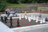 Wielkie szachy na Stołczynie. Turniej szachowy zainaugurował szachownicę przed Wartownią nad Odrą [ZDJĘCIA]