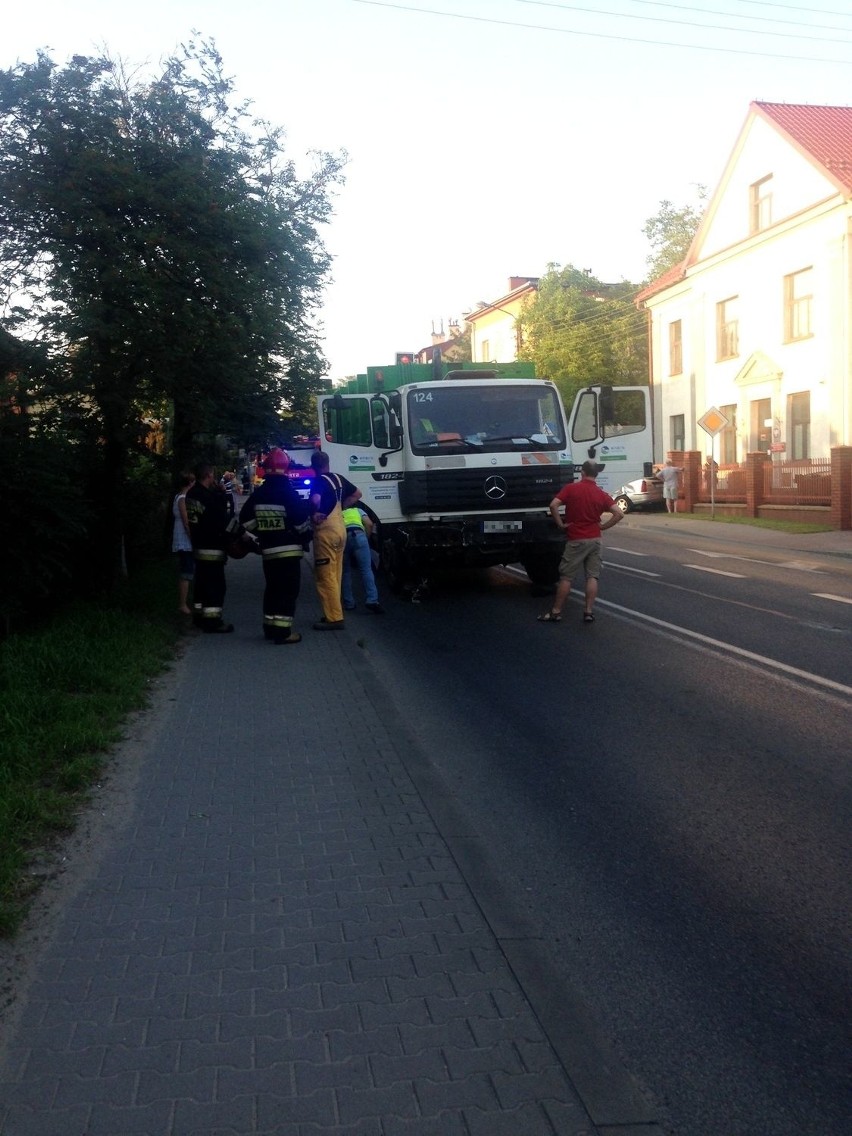 Chrzanów. Wpadek na ul. Oświęcimskiej. Śmieciarka zderzyła się z osobówką [ZDJĘCIA]