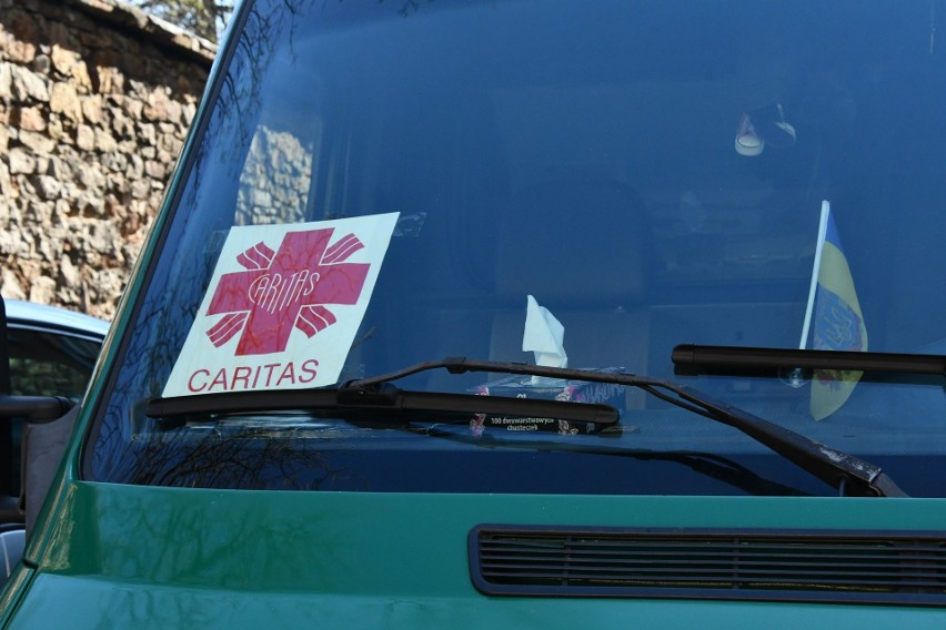 Dary przekazane przez Caritas Diecezji Kieleckiej trafiły do Gródka Podolskiego, stamtąd do Czernichowa i Charkowa. Zobacz wideo i zdjęcia
