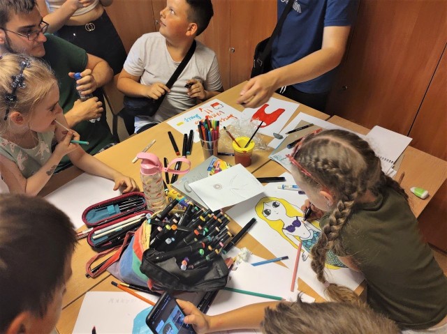 W „Jaskółce” młodzi goście mogli nie tylko integrować się, odpocząć i przyjemnie spędzić czas, ale także uczyć się języka polskiego. W zajęciach uczestniczyło kilkanaścioro młodych Ukrainek i Ukraińców.