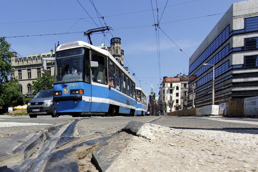 Dziury i bąble na niedawno remontowanym Podwalu