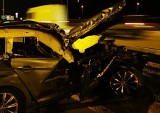 Wypadek na autostradzie A4 pod Legnicą. Auto osobowe wbiło się w naczepę tira, kilka godzin utrudnień [ZOBACZ]