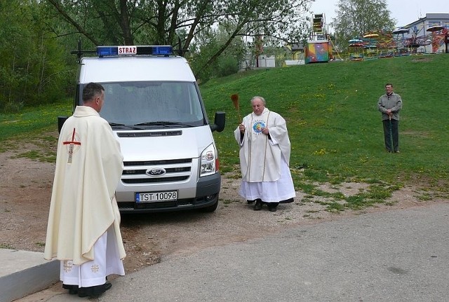 Zawodowi strażacy ze Starachowic otrzymali nowego forda transita. 