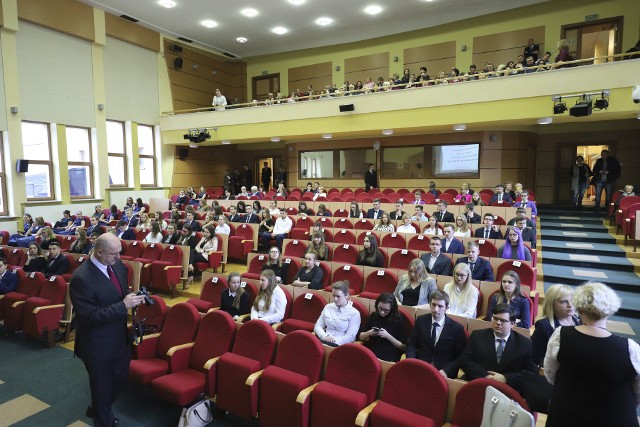 Za wyniki w nauce i szczególne osiągnięcia 116 podlaskich uczniów szkół średnich i techników otrzymało w środę stypendium Prezesa Rady Ministrów. W uroczystości ich wręczenia uczestniczyli wojewoda podlaski Bohdan Paszkowski oraz podlaska kurator oświaty Beata Pietruszka.