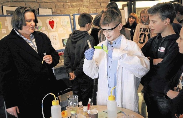 Dzieci ze szkół położonych w Pieninach i na Spiszu bawiły się w laboratorium urządzonym w środku zapory w Niedzicy.