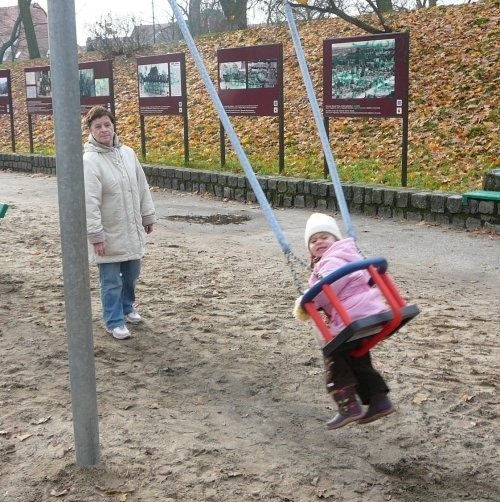 Trzyletnia Milena chętnie przychodzi na plac zabaw w parku Chrobrego. Bujając się na huśtawce może zobaczyć plansze ze zdjęciami powojennego Stargardu. Niestety, zamalowanymi przez wandali.