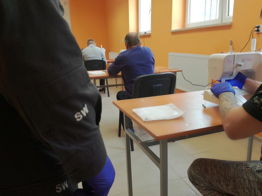 Więźniowie i służby z Grójca oraz Żytkowic szyją maseczki ochronne i pomagają w czasie epidemii koronawirusa