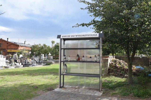 Regał ze zniczami do wykorzystania na cmentarzu w Wałdowie w gminie Sępólno Krajeńskie.