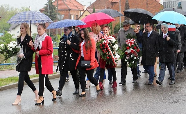 228. rocznicę uchwalenia Konstytucji 3 Maja Kazimierza Wielka obchodziła pod parasolami.