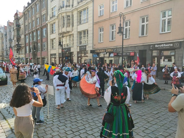 Przedstawiciele różnych narodowości przeszli ulicami Poznania w poniedziałek 15 sierpnia. Uczestnicy, w strojach ludowych, pochodzili m.in. z Polski, Serbii czy Ekwadoru. Podczas swojego przemarszu promowali swoje kraje za pomocą tańca, muzyki i śpiewu. Zobacz zdjęcia -->