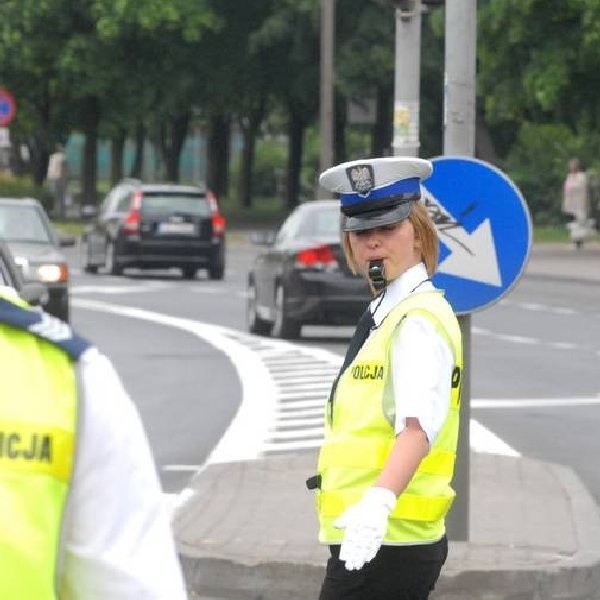 Ruch na drogach zwiększa się z godziny na godzinę. Największego nasilenia należy się spodziewać wieczorem, gdy jak co roku rozpoczną się powroty do domów