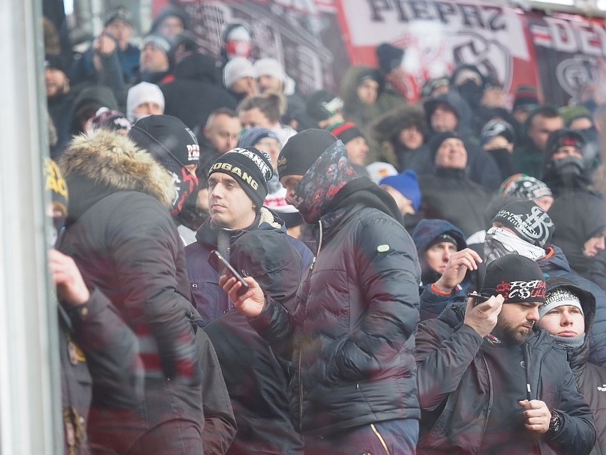 Kibice na meczu Widzew - GKS Tychy! ZDJĘCIA. W sektorze gości demolka! W większości kibiców GKS wspierali fani ŁKS. Mecz przerwano!