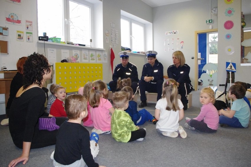 Policjanci z drogówki jednostki w Wałczu, odwiedzili dzieci...