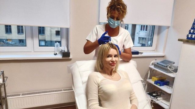 Marta Janowska – fryzjerka i trycholożka, pracuje w zawodzie do 25 lat. Zabiegi mezoterapii igłowej poleca zarówno mężczyznom borykającym się z łysieniem androgenicznym, jak i kobietom cierpiącym z powodu utraty włosów, spowodowanej różnymi czynnikami.
