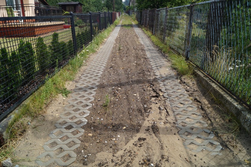 Olkusz. Wyłożyli drogę ażurem, bo pod nią jest gazociąg