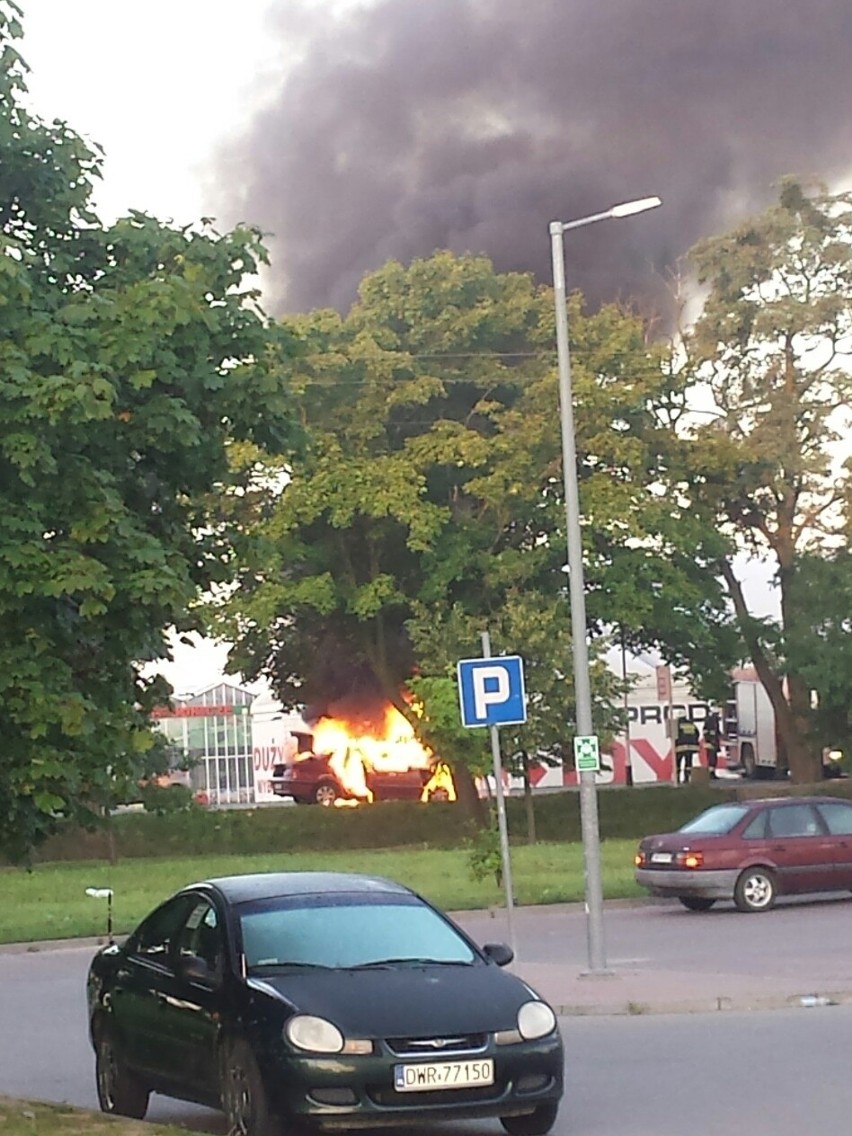 Pod Wrocławiem spłonął samochód [ZDJĘCIA]