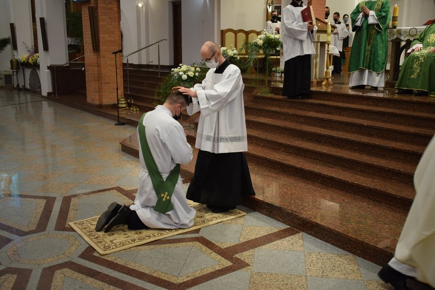 Diecezja sandomierska ma nowego kapłana  Piotra Sosnówkę. Uroczystości w Gorzycach przewodniczył biskup Nitkiewicz [ZDJĘCIA]