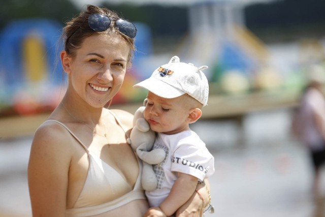 Zalew na Sielpi z roku na rok cieszy się coraz większą popularnością. Ogromna plaża i liczne atrakcje przyciągają ludzi w niemal każdym wieku. Podczas pobytu oprócz plażowania można także zjeść, wypożyczyć rowerki wodne, a nawet skorzystać z placu zabaw na wodzie. Zachęcamy do obejrzenia fotorelacji znad zalewu, z poniedziałku, 5 lipca. Aleksandra Podedworna 