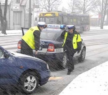Śnieg utrudnia życie kierowcom