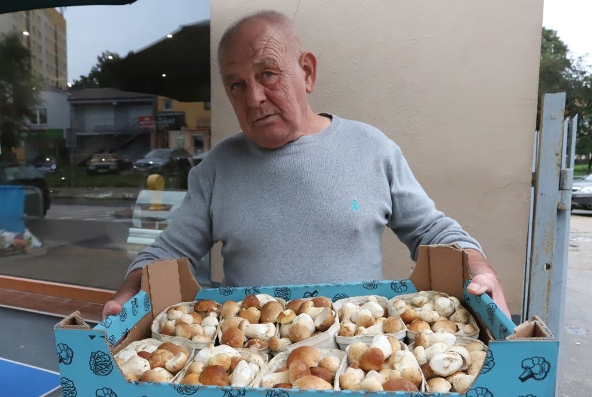 Na targowisku przy ulicy Struga w Radomiu grzyby oferował w...